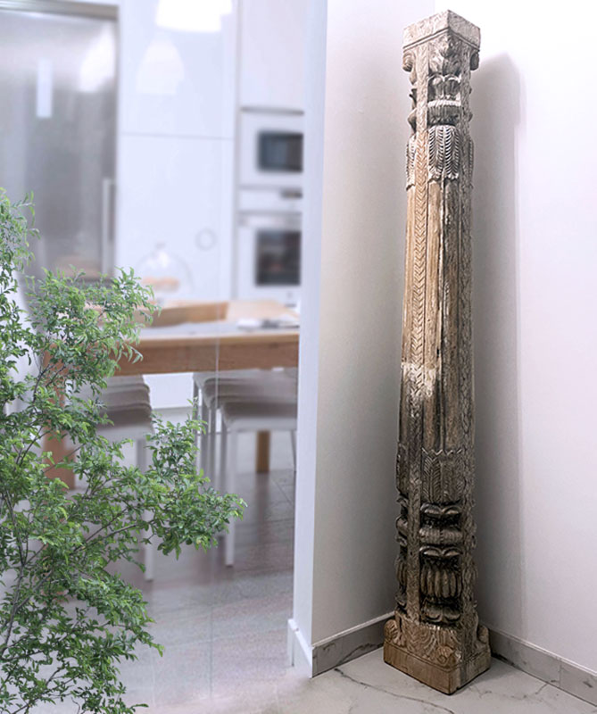 columna antigua madera